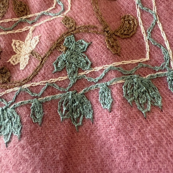 Gorgeous Rose Pink Floral Embroidery Cashmere Fringed lWrap/Scarf 26”x 76” - Picture 10 of 11